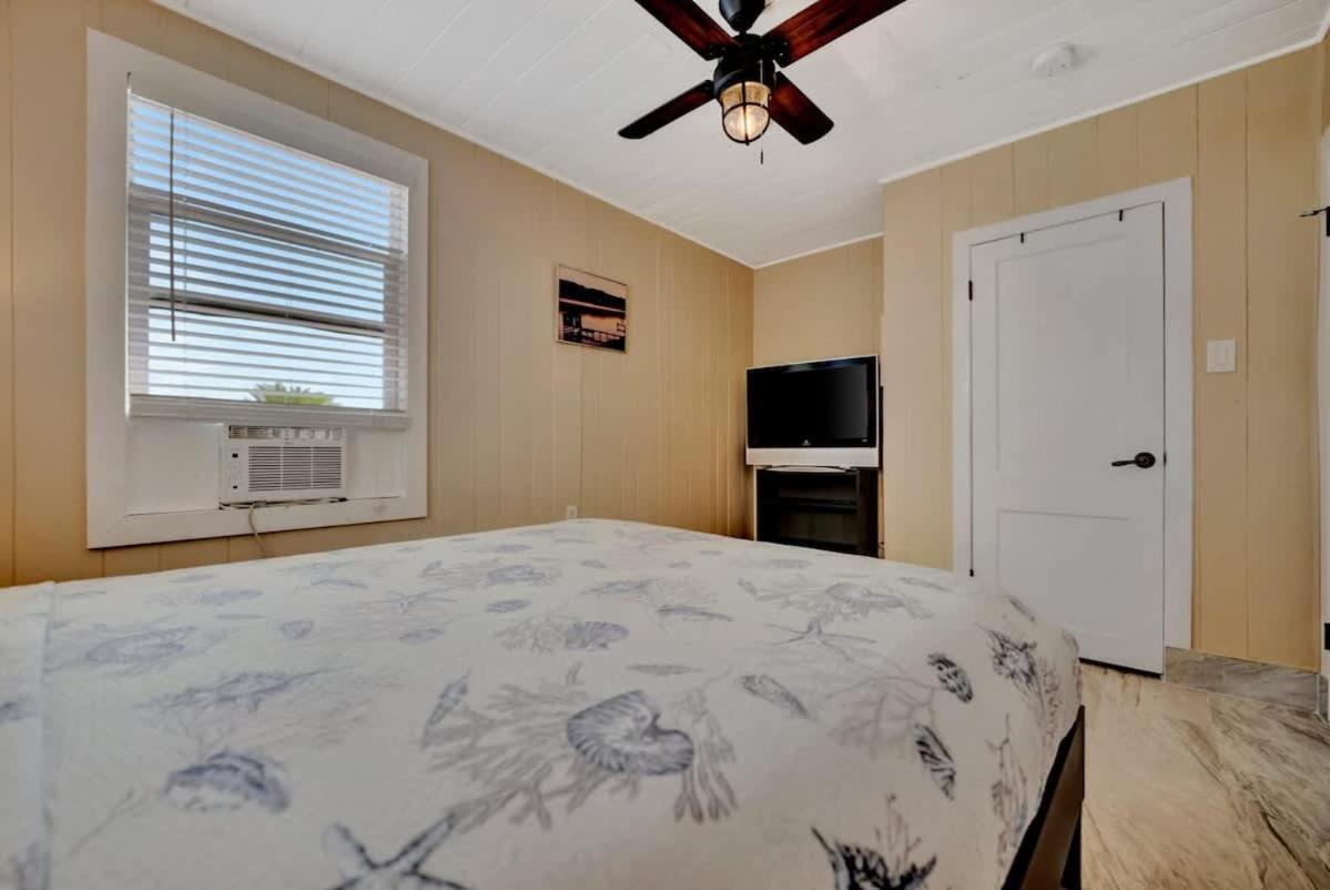Stones Throw Beachside Bungalow #1 On The Beach Clearwater Beach Exterior photo